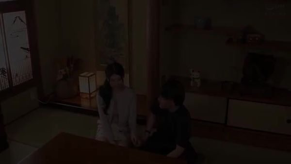 DVMM-043 一般男女モニタリングAV 家族旅行中の即席W不倫企画 巨乳妻が初対面のデカチン男性とタオル一枚