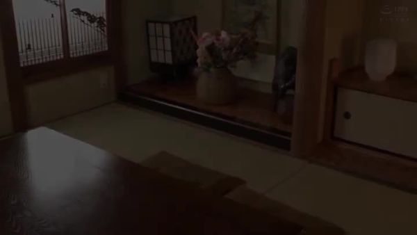 DVMM-102 一般男女モニタリングAV 家族旅行中の即席W不倫企画 巨乳妻が初対面のデカチン男性とタオル一枚