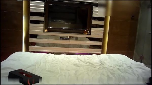 骚逼极品黑丝高跟空姐制服装，被半空抱起勐插骚逼干的妹子说不行