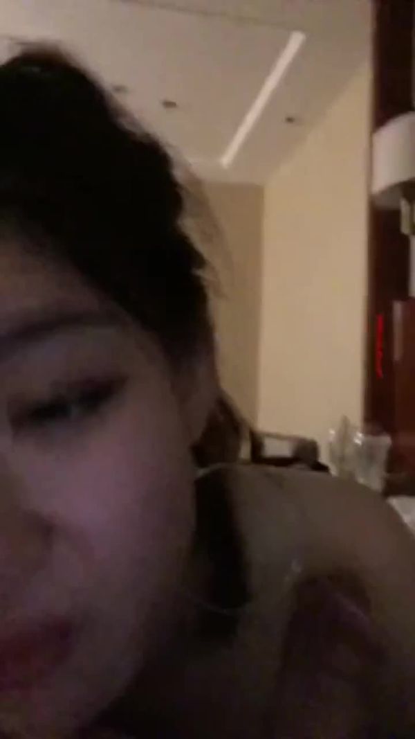 骚逼一边呻吟一边给男朋友舔