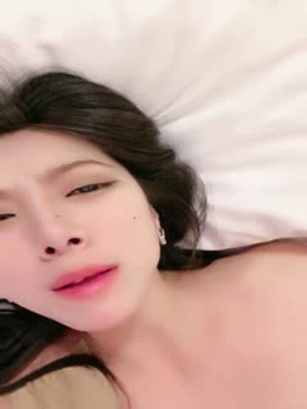 火爆女神！高端酒店约炮第一视角淫乱手指插屁眼！1