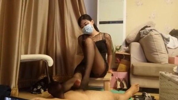 长腿黑丝美女足交