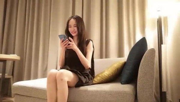 【草莓修车】极品黑裙高颜值甜美长腿妹，搞得舒服再到沙发侧入插嘴