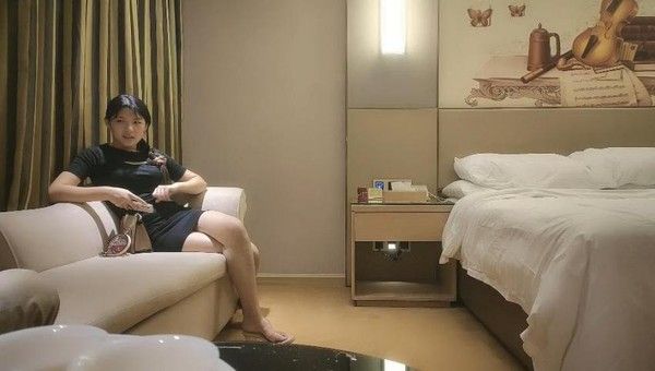 小马丶寻花麻花辫极品外围嫩妹，包臀裙骑在身上摸屁股，跪在沙发后入猛操，要求加钱无套内射没同意