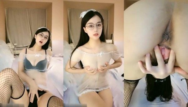 长相清纯乖巧又很骚颜值眼镜女神，掰穴特写毛毛浓密