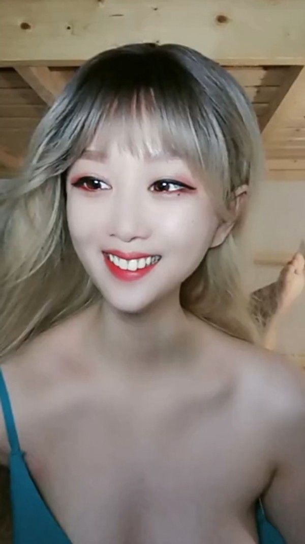 工厂宿舍和男友直播赚外快1