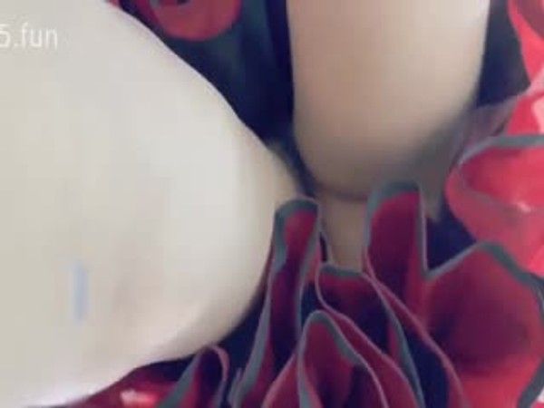 【年度精品】极品学生妹无内贴B拍摄白色液体流出